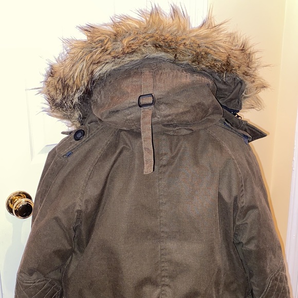 LIKE NEW ARITZIA COMMUNITY PARKA - Picture 3 of 13